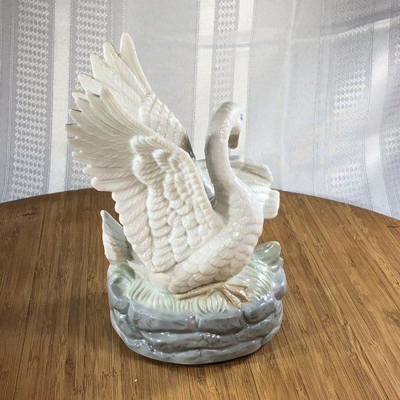 VINTAGE 1970’s SWAN LAKE Musical Rotating Porcelain FIGURINE Japan GLOBAL ART - Picture 7 of 11